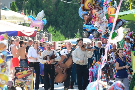 Öreghegyi Mulatságok - kenyér- és boráldás a városrész 26. ünnepén